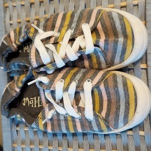 Girls size 4 pull on sneakers